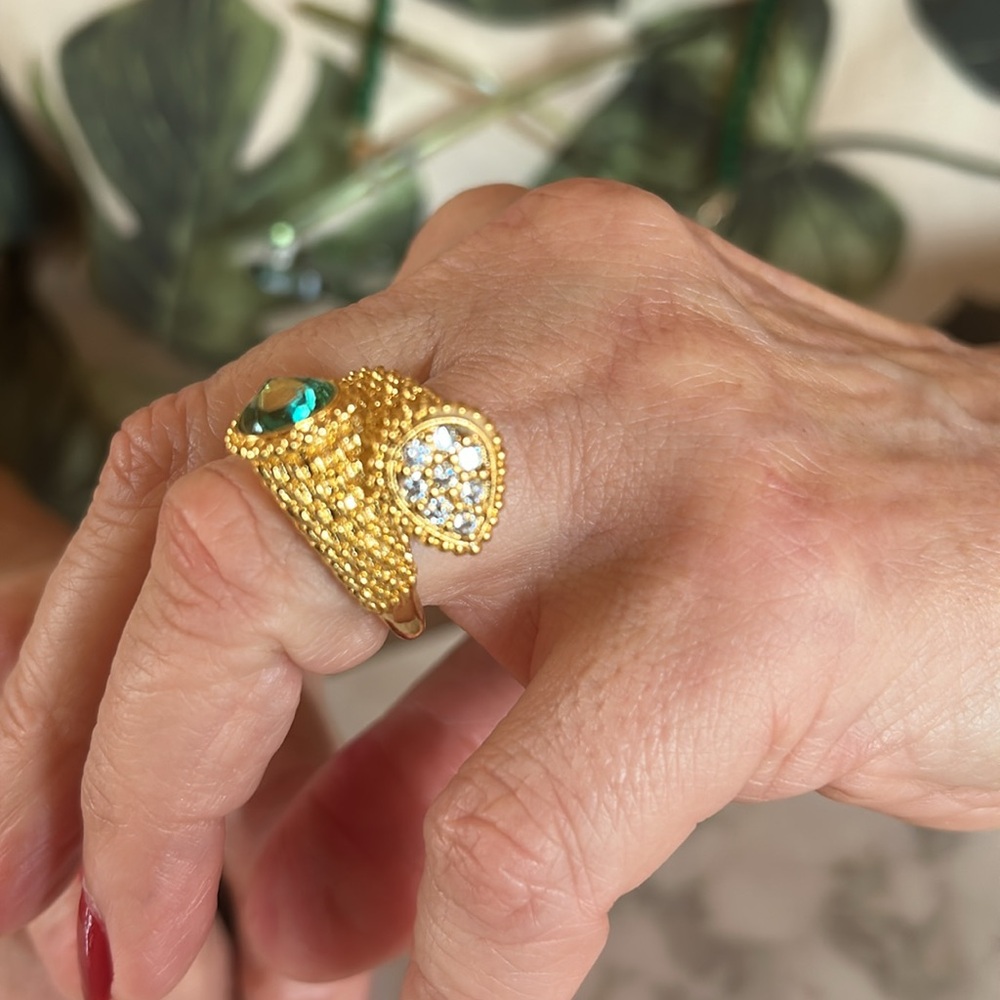 Elegant Gold and Green Ring - Picture 3 of 3